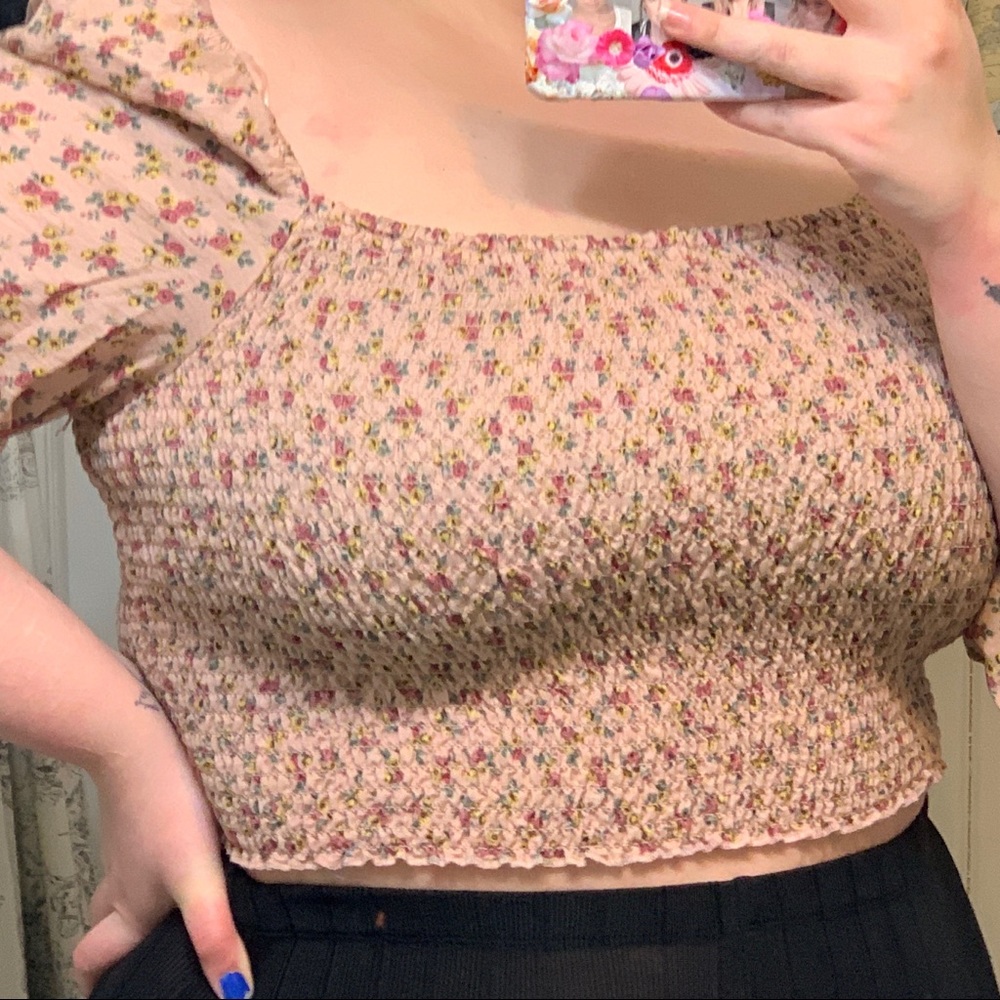 Fitted pink flower crop top!